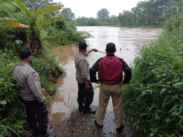 foto|humas polres batang: kapolsek warungasem bersama anggota saat cek debit air di kali kupang